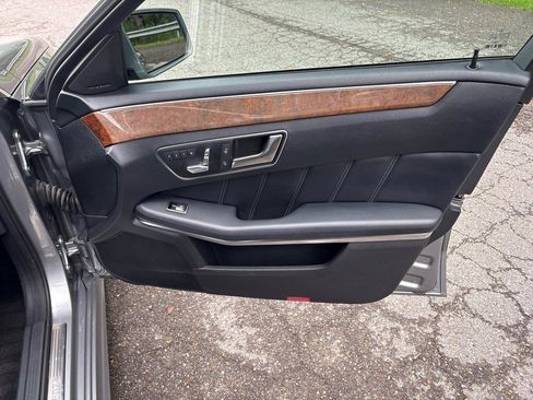 Used 2014 Mercedes-Benz E 550 4MATIC Sedan image 24