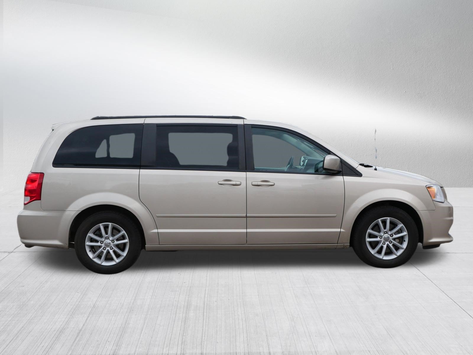 Used 2016 Dodge Grand Caravan SXT w/ Rear Park Assist Package FWD image 8