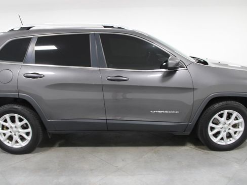 Used 2018 Jeep Cherokee Latitude Plus FWD image 12