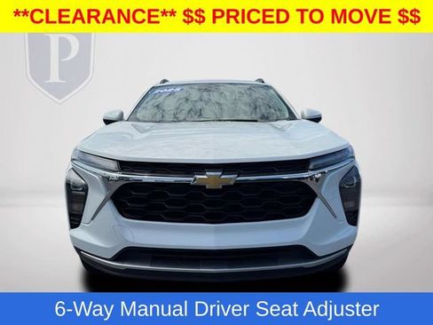 Used 2025 Chevrolet Trax LT FWD image 15