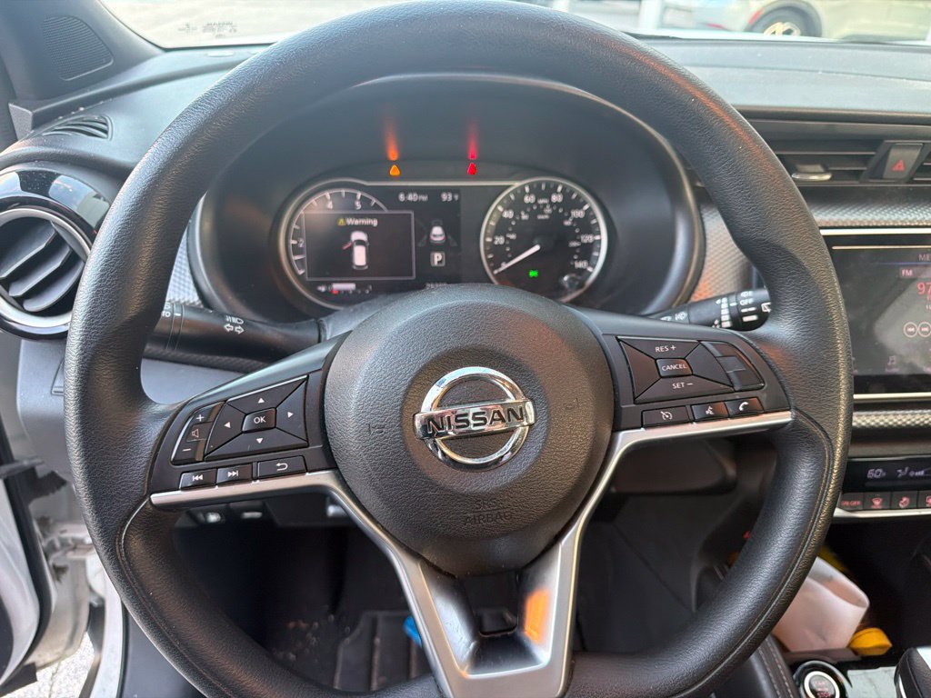 Used 2018 Nissan Kicks SV FWD image 3
