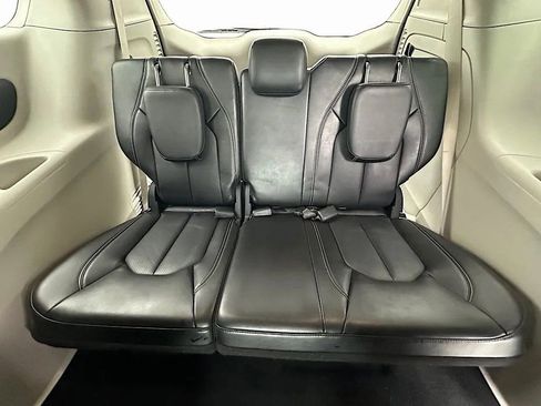 Used 2024 Chrysler Pacifica Select image 17