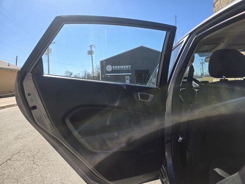 Used 2014 Ford Fiesta SE image 6