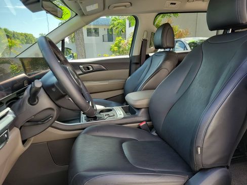 Certified 2025 Kia Carnival FWD image 2