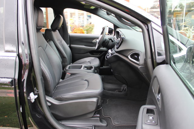 Used 2025 Chrysler Voyager LX FWD image 44