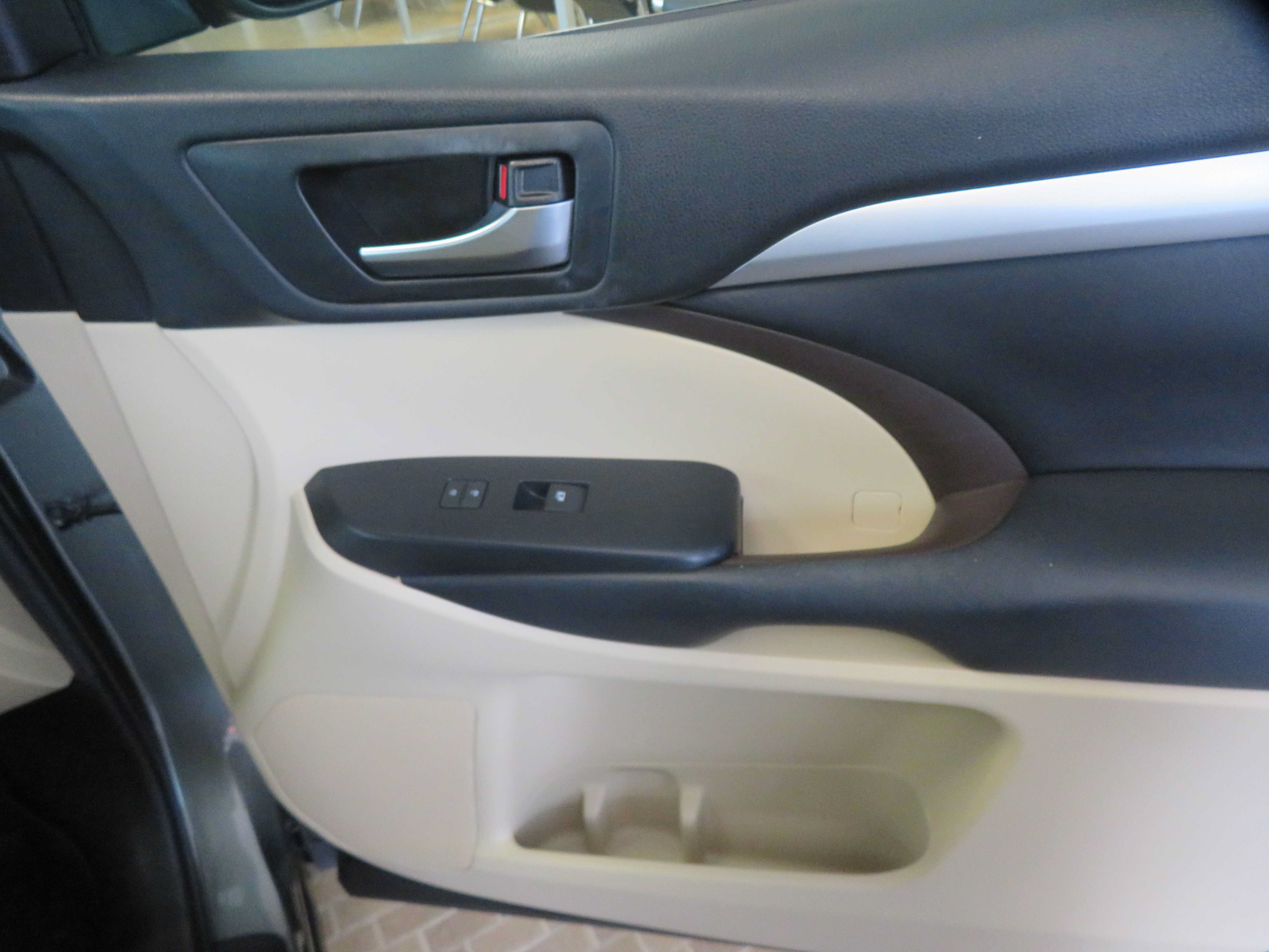 Used 2019 Toyota Highlander XLE FWD image 30