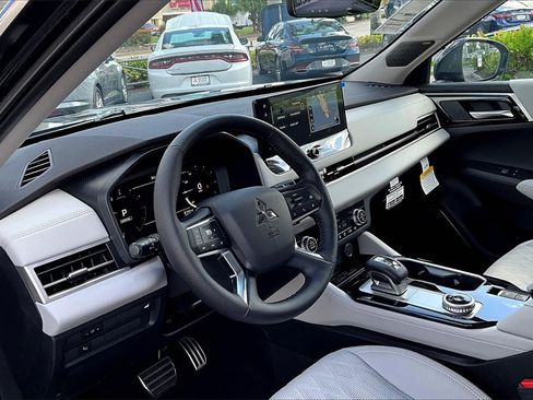 New 2025 Mitsubishi Outlander AWD image 5