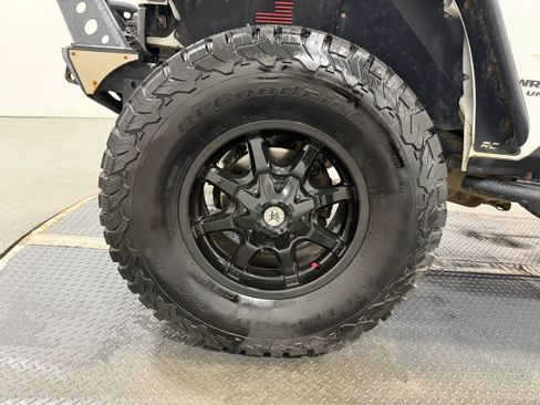 Used 2014 Jeep Wrangler Unlimited Sahara image 29