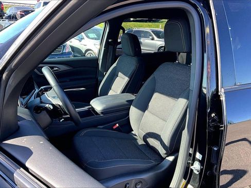 Used 2026 Chevrolet Traverse LT FWD image 17