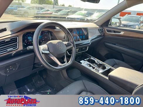 Used 2025 Volkswagen Atlas SE AWD/4WD image 3