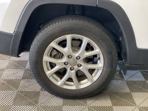 Used 2018 Jeep Cherokee Latitude FWD image 18