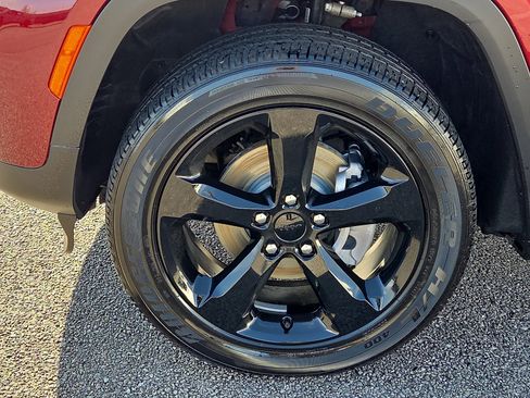 Used 2023 Jeep Grand Cherokee Altitude image 7