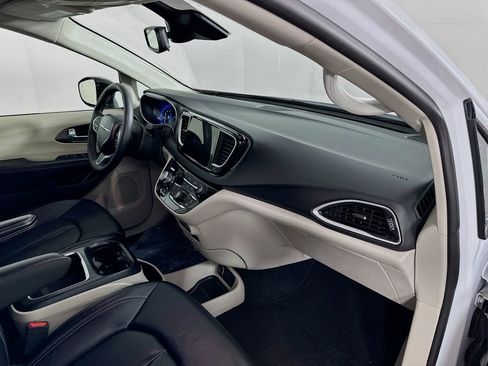 Certified 2024 Chrysler Pacifica Touring-L image 40