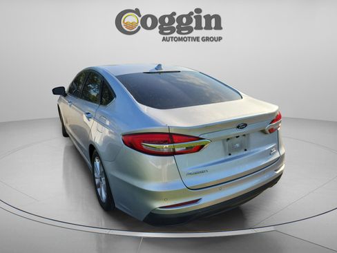 Used 2019 Ford Fusion SE FWD image 2