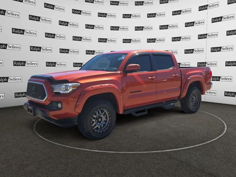Used 2017 Toyota Tacoma SR5 w/ Tow Package image 2