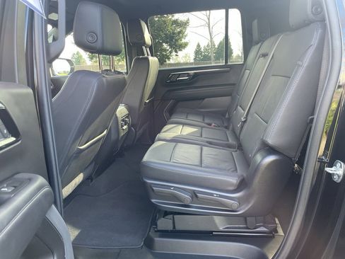 Used 2025 Chevrolet Suburban Z71 image 40