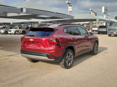 Used 2025 Chevrolet Trax LT FWD image 8