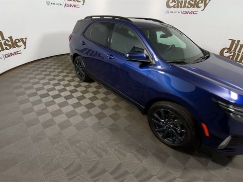 Used 2023 Chevrolet Equinox RS image 2