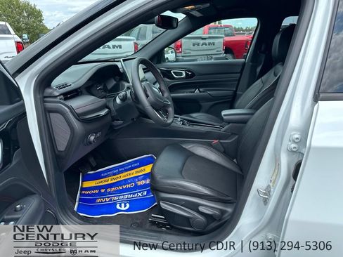 Used 2025 Jeep Compass Trailhawk AWD/4WD image 8