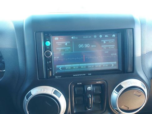 Used 2016 Jeep Wrangler Unlimited Sahara w/ Connectivity Group AWD/4WD image 12