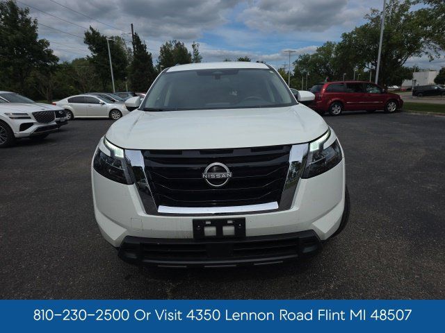Used 2024 Nissan Pathfinder SV FWD image 2