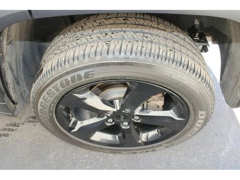 Used 2023 Jeep Grand Cherokee Altitude image 9