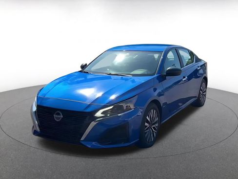 Used 2025 Nissan Altima 2.5 SV FWD image 4