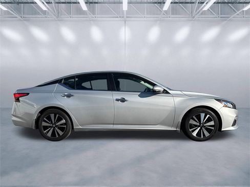 Used 2022 Nissan Altima 2.5 SV w/ SV Premium Package image 3