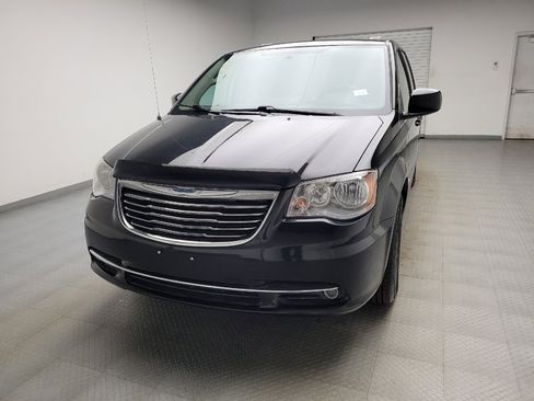 Used 2016 Chrysler Town & Country Touring FWD image 15