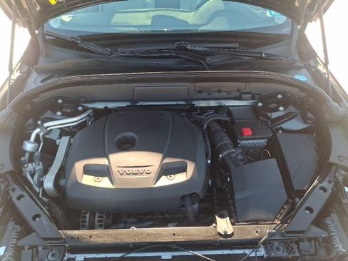 Used 2021 Volvo XC60 T6 Momentum image 36