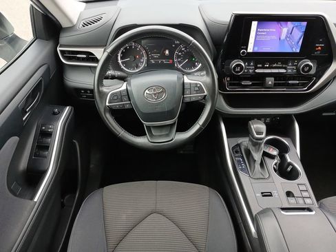 Used 2024 Toyota Highlander LE FWD image 12