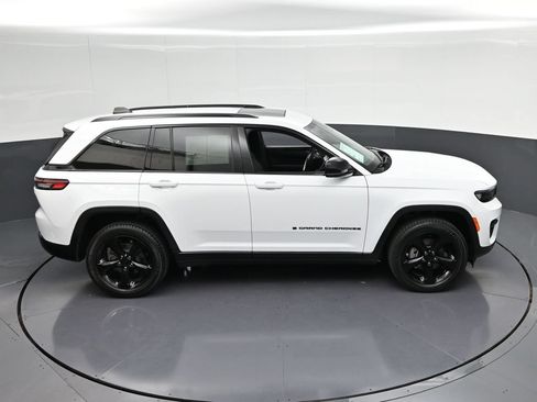 Used 2024 Jeep Grand Cherokee Altitude AWD/4WD image 22