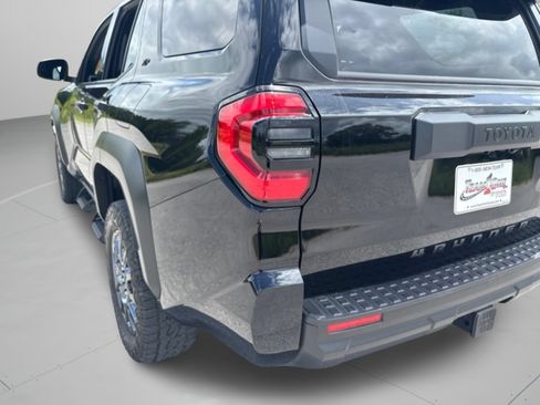 Certified 2025 Toyota 4Runner SR5 AWD/4WD image 29