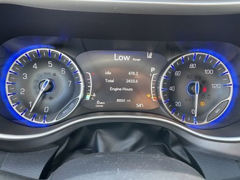 Used 2023 Chrysler Pacifica Touring-L image 20