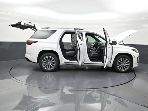 Used 2023 Chevrolet Traverse Premier FWD image 33