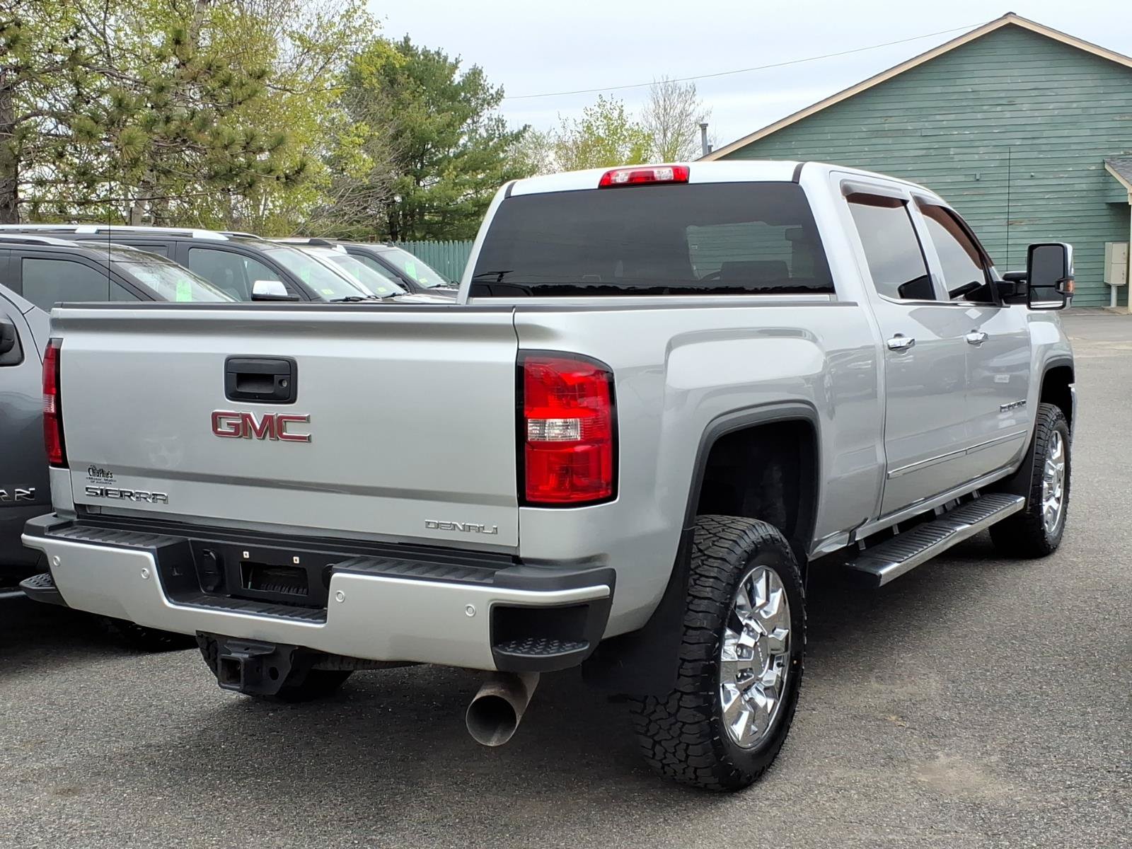 Used 2019 GMC Sierra 2500 Denali w/ Duramax Plus Package AWD/4WD image 4