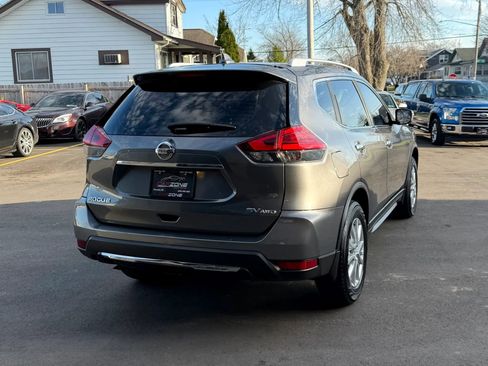 Used 2017 Nissan Rogue SV image 4