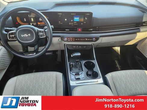 Used 2025 Kia Carnival EX image 27