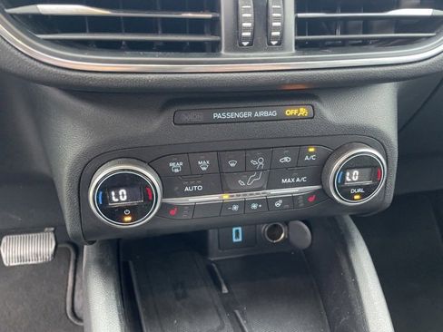 Used 2020 Ford Escape Titanium image 9