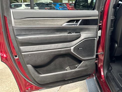 Certified 2024 Jeep Wagoneer Series II w/ Flexible Seating Group image 11