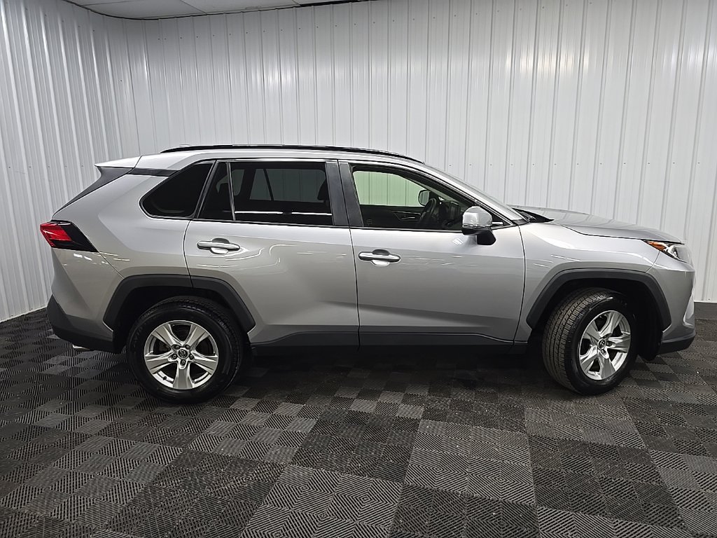 Used 2019 Toyota RAV4 XLE AWD/4WD image 2