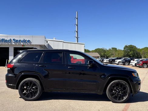 Used 2019 Jeep Grand Cherokee Altitude image 3