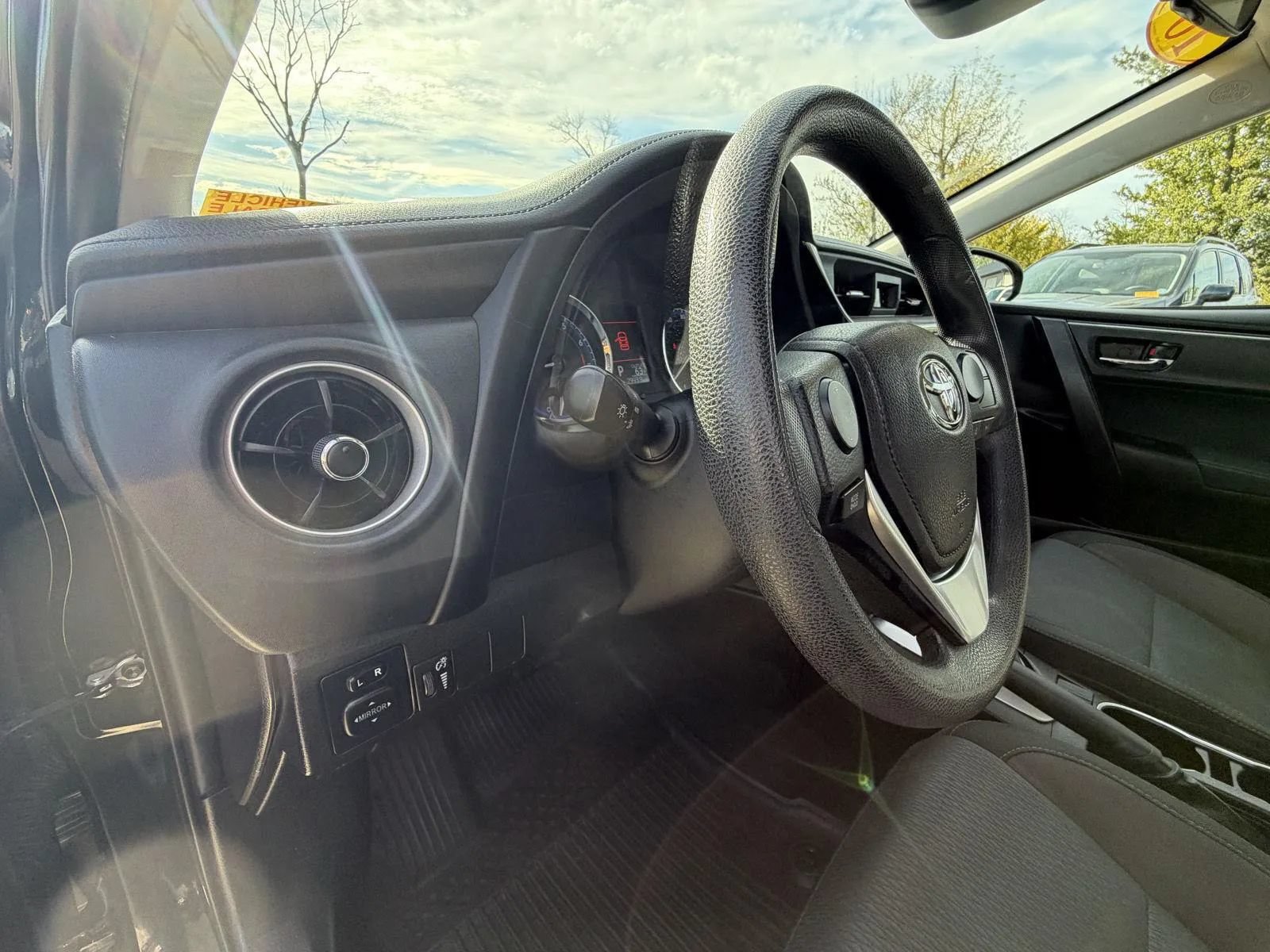 Used 2018 Toyota Corolla LE FWD image 11