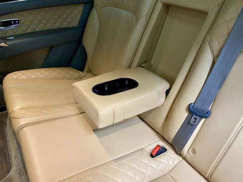 Used 2018 Bentley Bentayga AWD/4WD image 22
