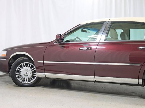 Used 2010 Lincoln Town Car Signature Limited RWD image 11