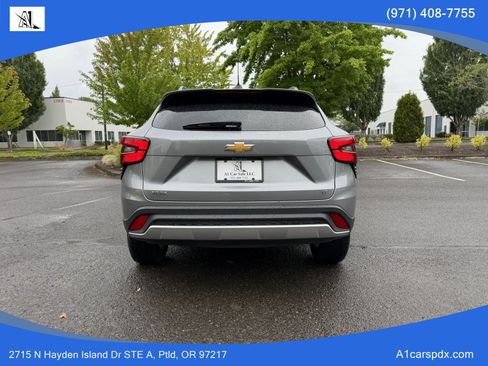 Used 2025 Chevrolet Trax LT w/ LT Convenience Package FWD image 7
