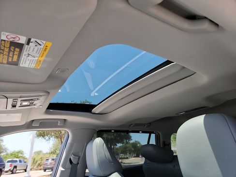 Used 2023 Toyota Highlander XLE FWD image 14