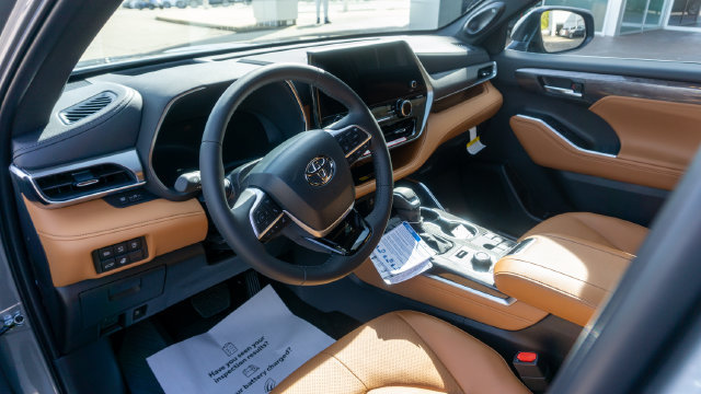 New 2026 Toyota Highlander Platinum AWD/4WD image 9