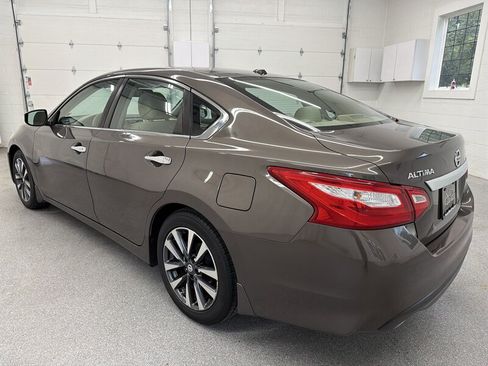 Used 2016 Nissan Altima 2.5 SV w/ Convenience Package FWD image 7