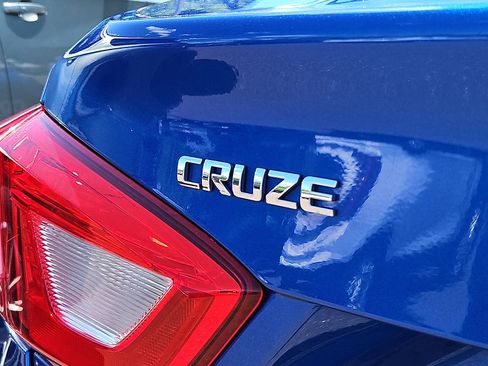 Used 2018 Chevrolet Cruze LT FWD image 4
